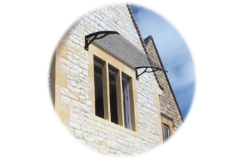 Marquise de porte et fenêtre 80 x 120 cm / support mural plastique / polycarbonate alvéolaire double peau 4 mm