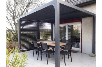 Pergola bioclimatique livrée avec des ventelles latérales aluminium mobiles pour côté 3 m, Aluminium gris anthracite, 3.60 x 3.00 m, 10.80m²